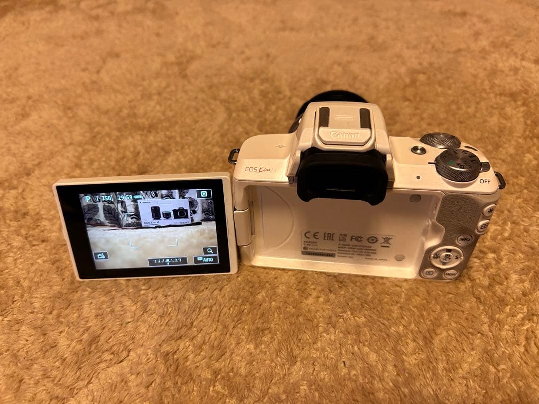 オ*ー様 ★Canon EOS Kiss M ミラーレスカメラ★