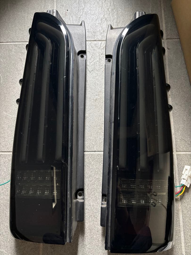 ハイエース　スモークテールランプ　シーケンシャルウインカー　コーキング済み