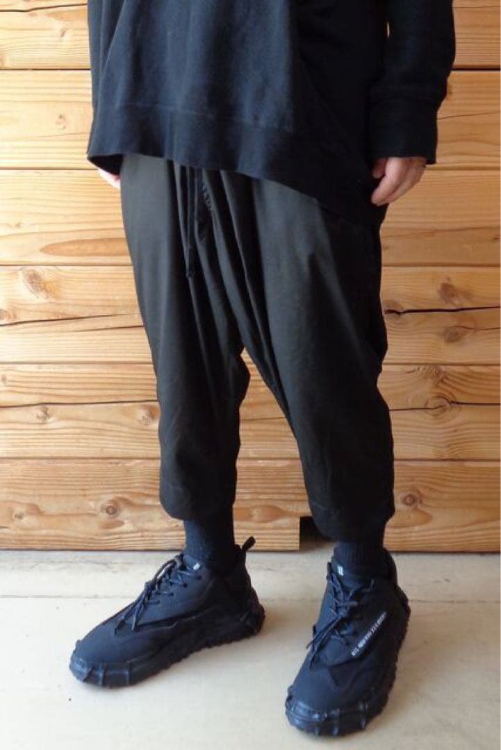 パンツ JULIUS Drop-Crotch Cropped Pants