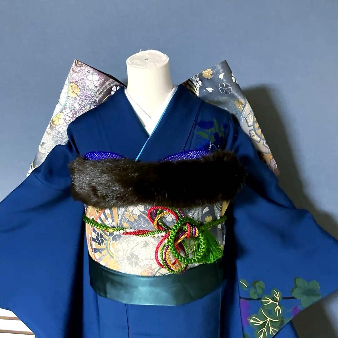 振袖フルセット　めずらしい青色が会場で目を引くファー付き　スタイリッシュ　成人式