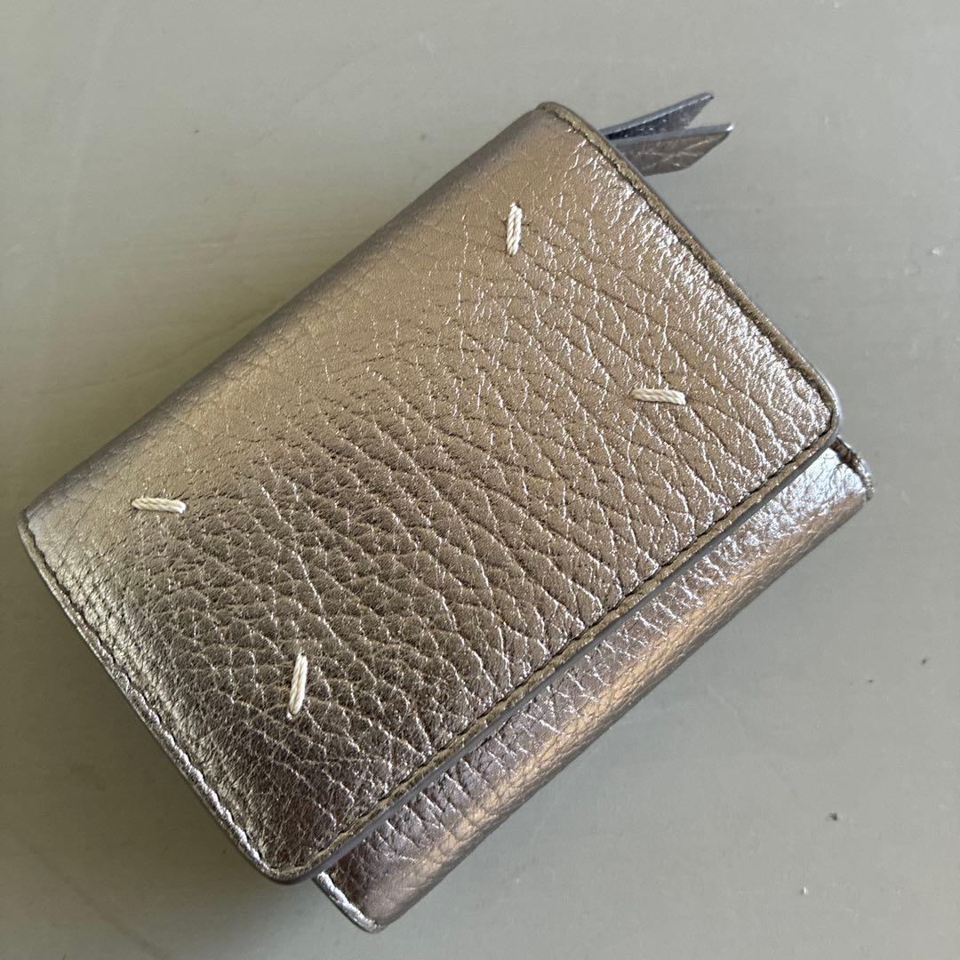 マルジェラメタリックグレー 三つ折り財布