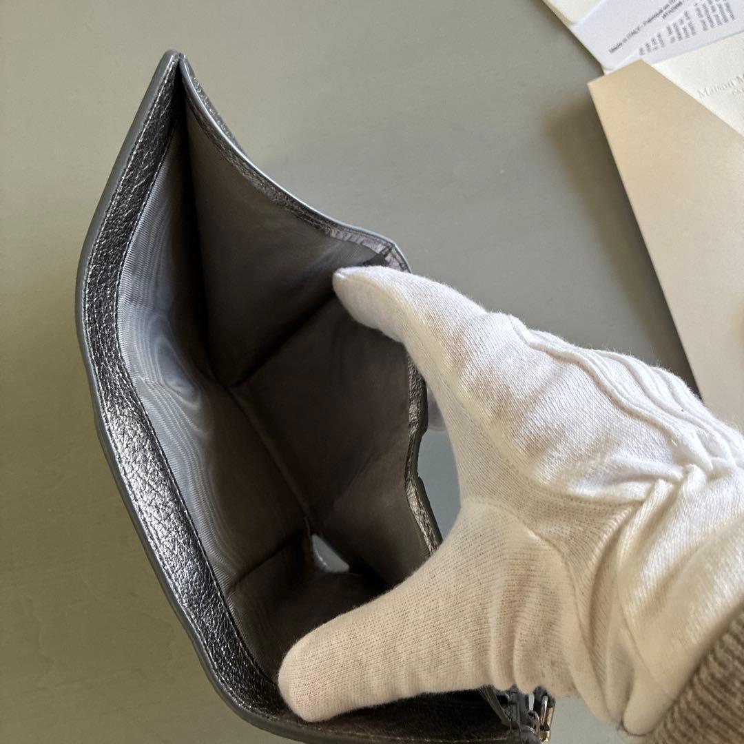 マルジェラメタリックグレー 三つ折り財布