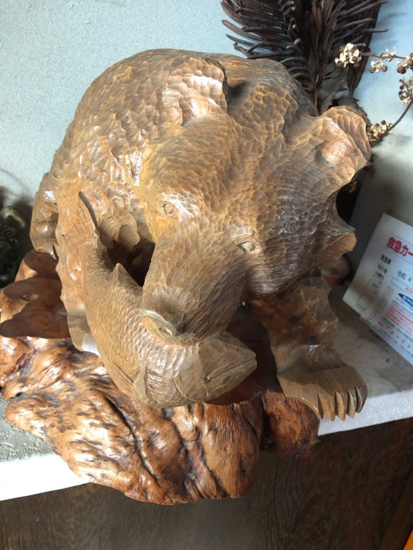 木製クマと魚の彫刻置物