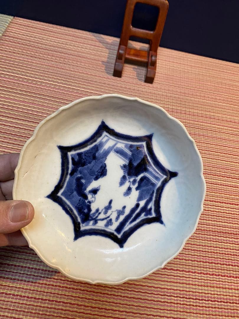 古伊万里　陽刻　染付　八角山水　指差す老人図柄　底印に蜻蛉　五寸皿