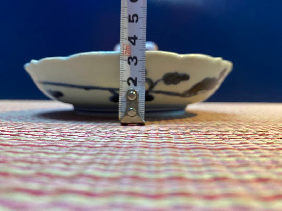 古伊万里　陽刻　染付　八角山水　指差す老人図柄　底印に蜻蛉　五寸皿