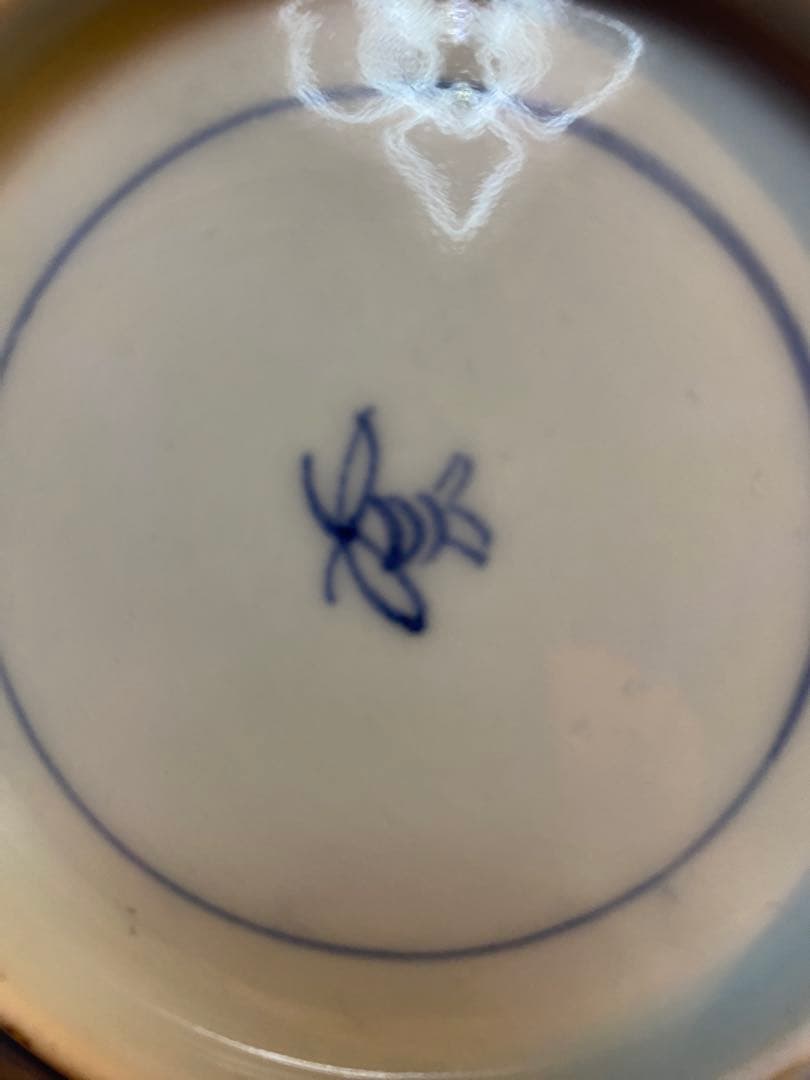 古伊万里　陽刻　染付　八角山水　指差す老人図柄　底印に蜻蛉　五寸皿