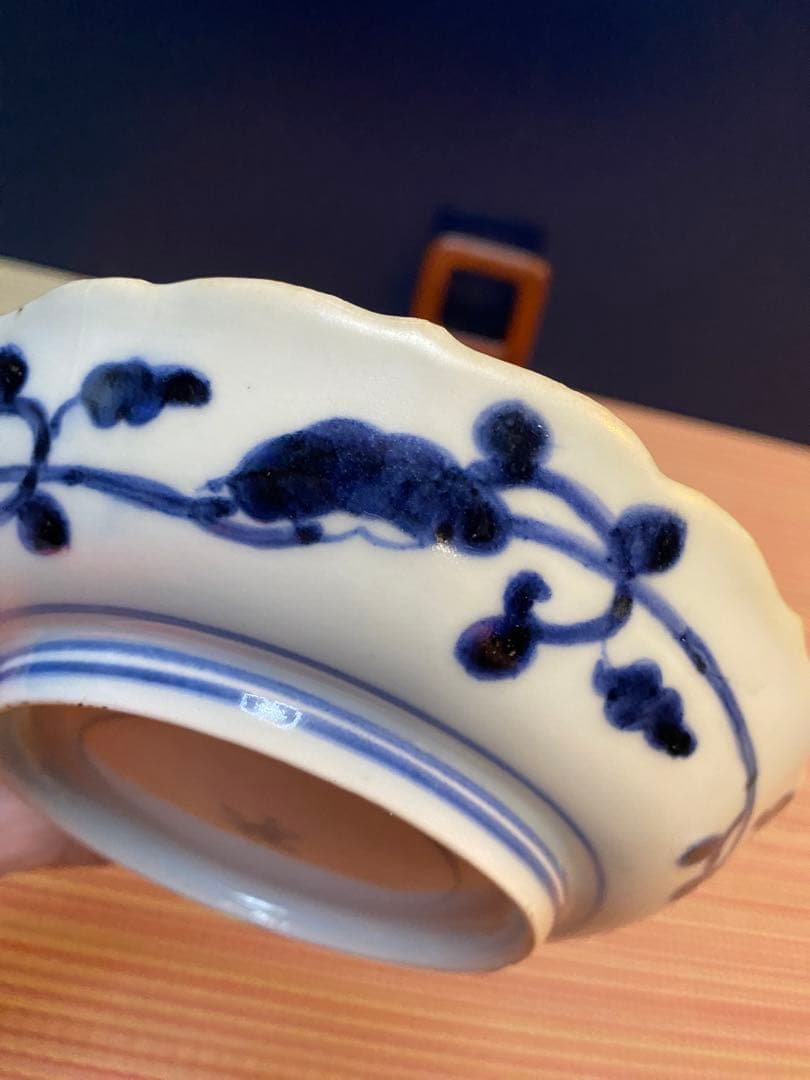 古伊万里　陽刻　染付　八角山水　指差す老人図柄　底印に蜻蛉　五寸皿