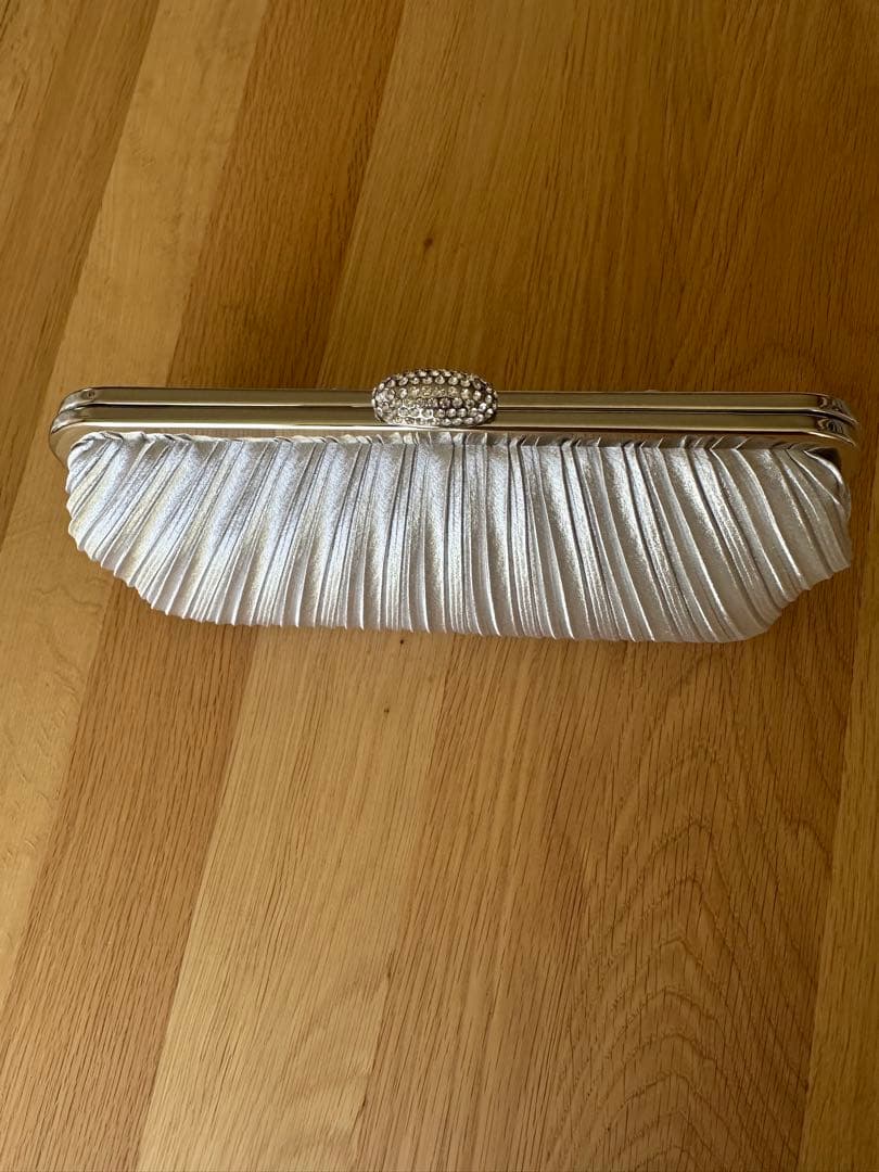 東京イギン　シルバー プリーツデザイン クラッチバッグ