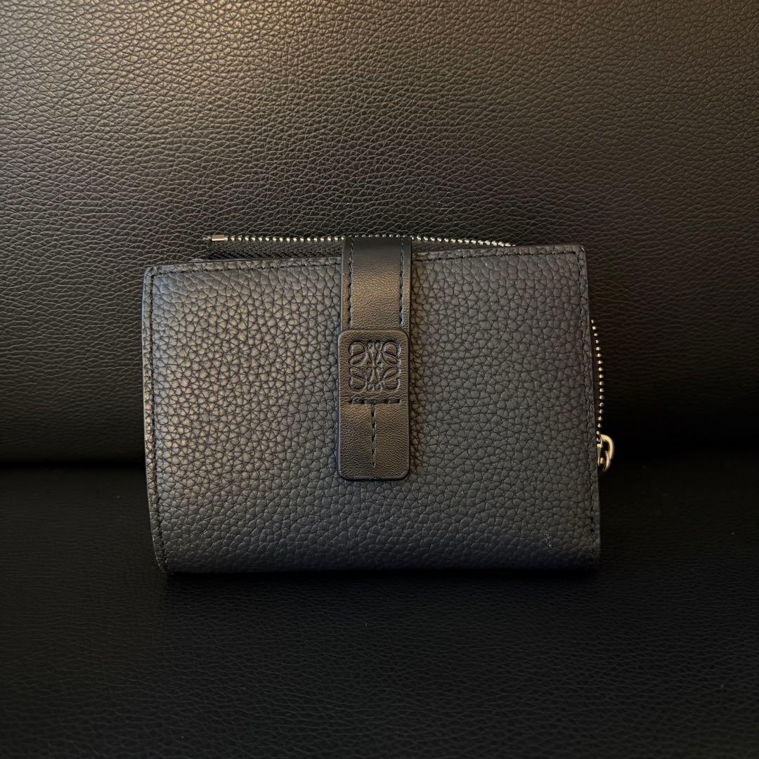 美品！早い者勝ち！LOEWE ブラック 本革二つ折り財布