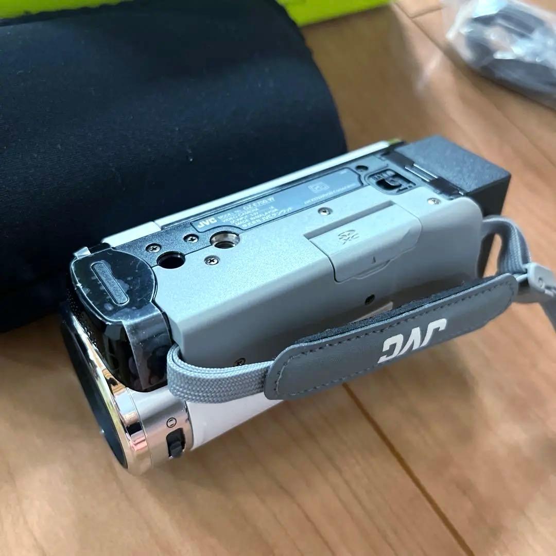美品〜JVC Everio GZ-E700 ビデオカメラ ホワイト〜