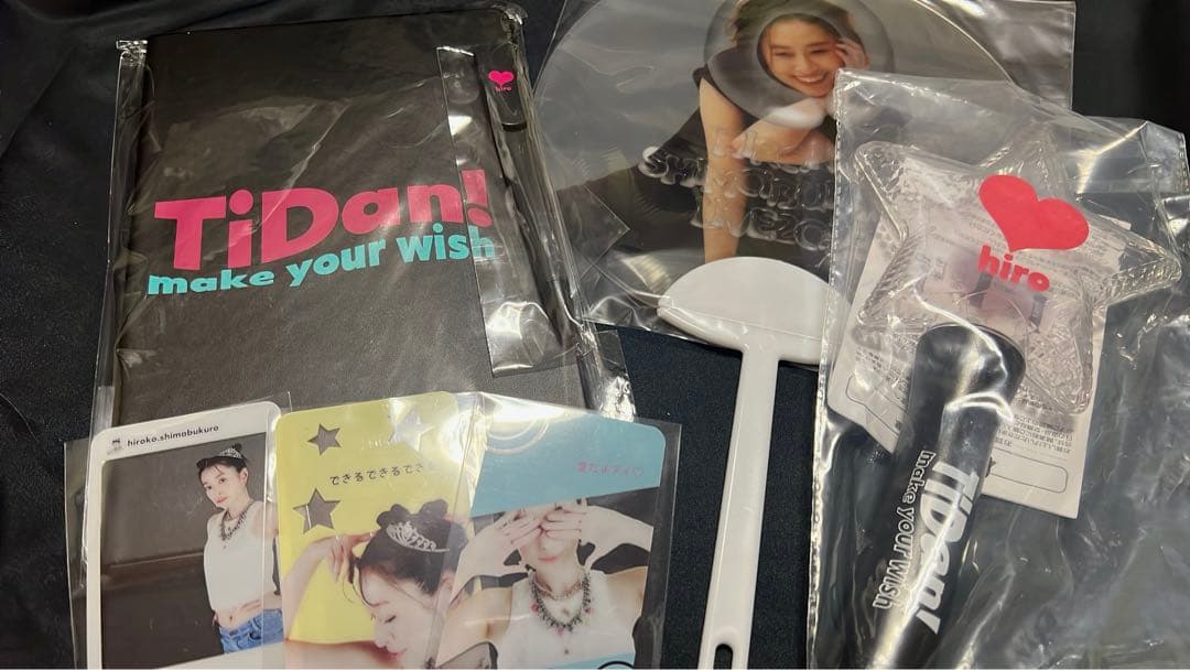 島袋寛子パンフサイン入り　おまけでグッズのトレカ３枚缶バッチ2個お付けします