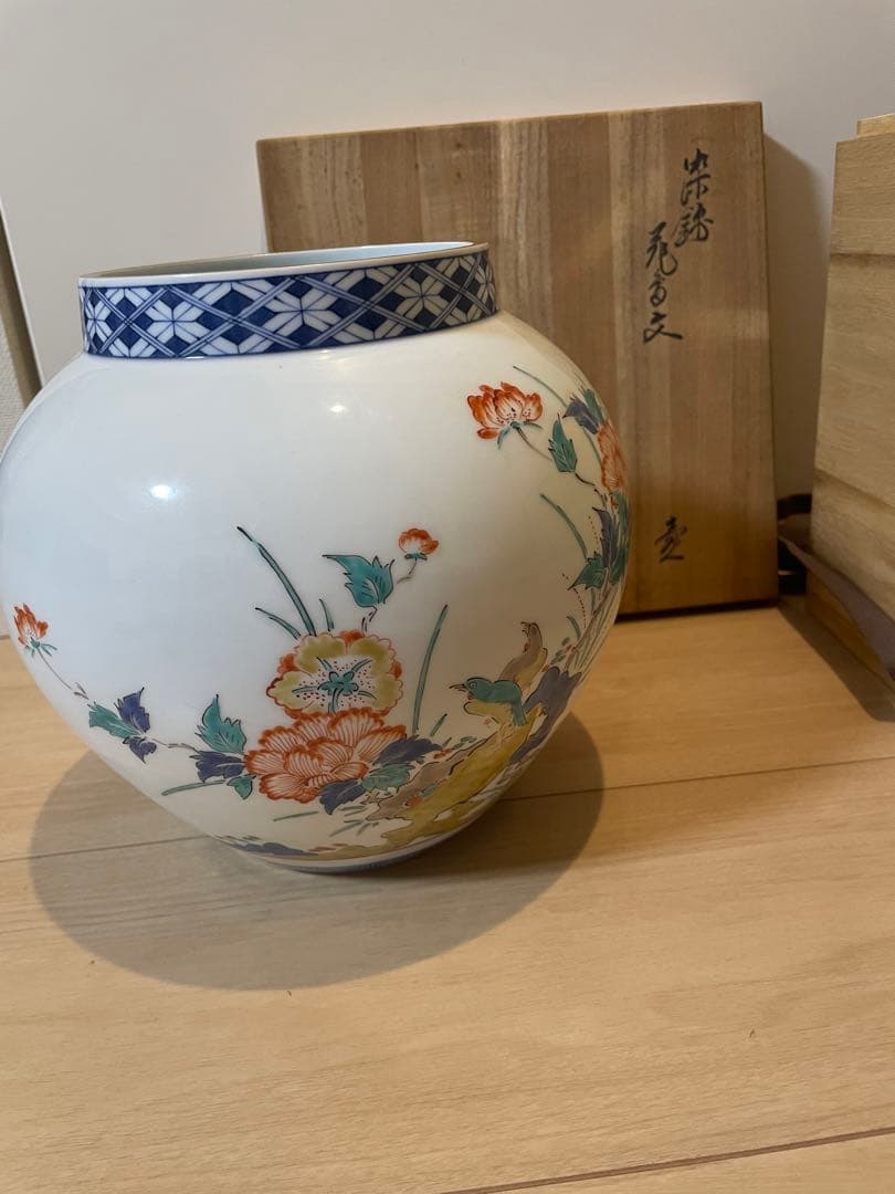 【骨董品】　人間国宝13代目柿右衛門　染錦壺