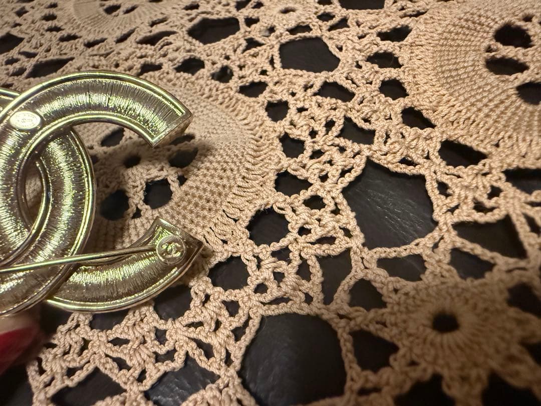 CHANEL CCロゴブローチ パールとクリスタル