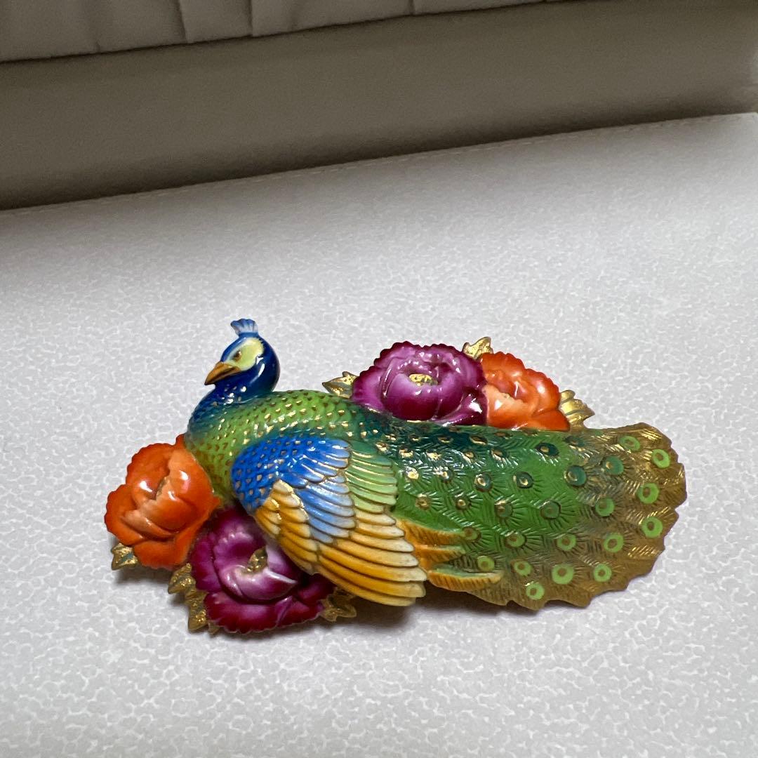 俊兼　孔雀と牡丹のブローチ