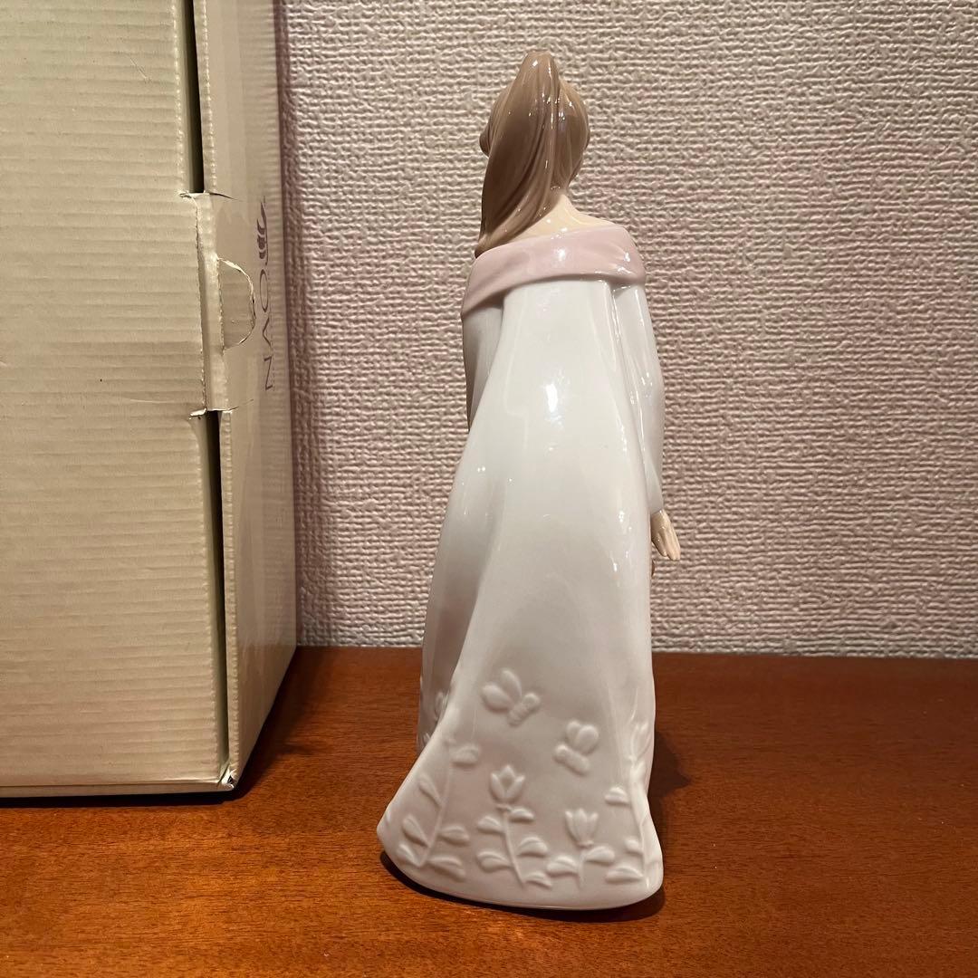 新品　未使用　くまのプーさん　リヤドロ　NAO 箱入り　人形　陶器　ディズニー