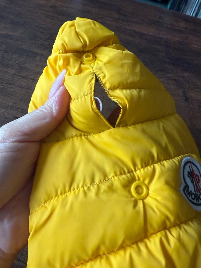 注目【美品】MONCLER 犬服 フード付き黄色 小型犬用