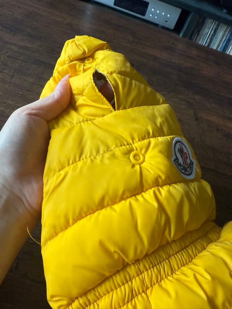 注目【美品】MONCLER 犬服 フード付き黄色 小型犬用