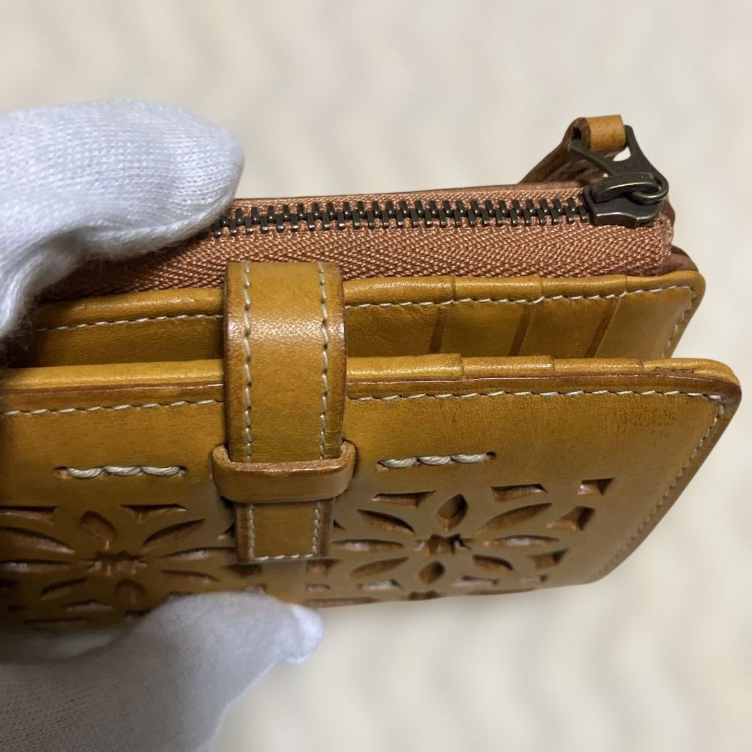 (美品) genten ゲンテン　カットワークレザー　二つ折り財布　オシャレ