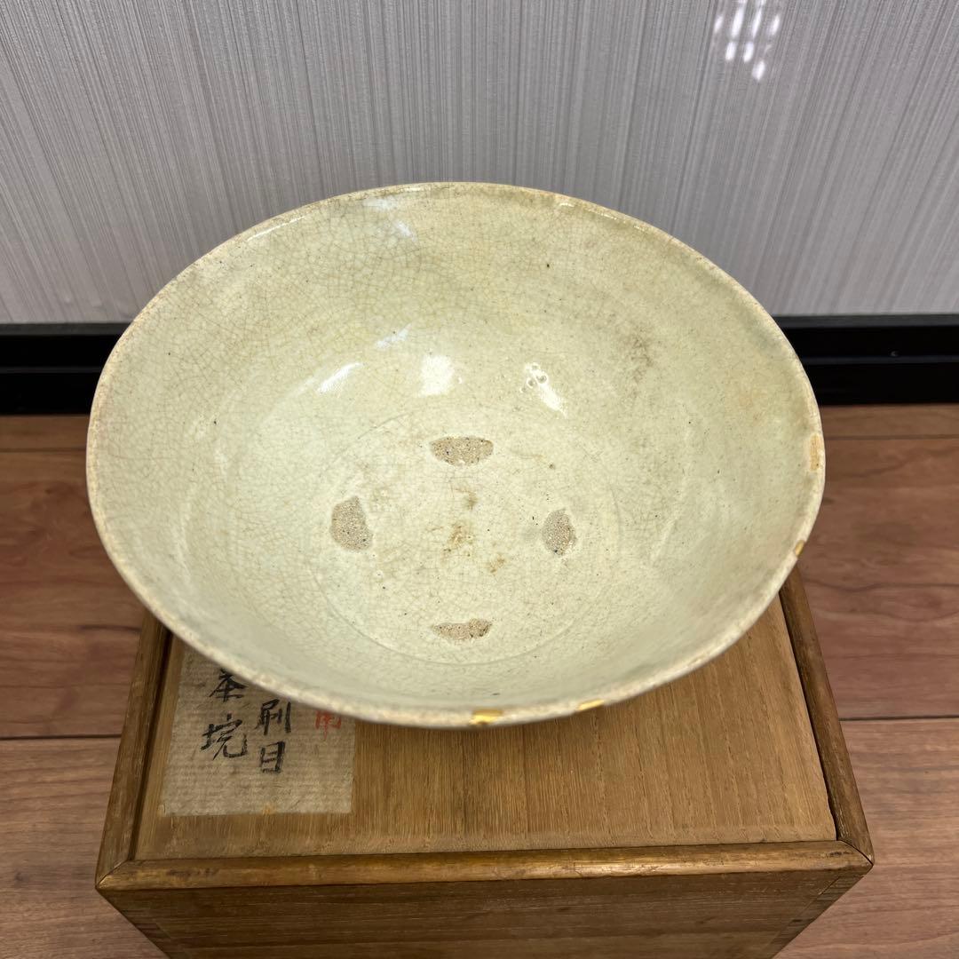 淡いクリーム色の茶碗 木箱付き