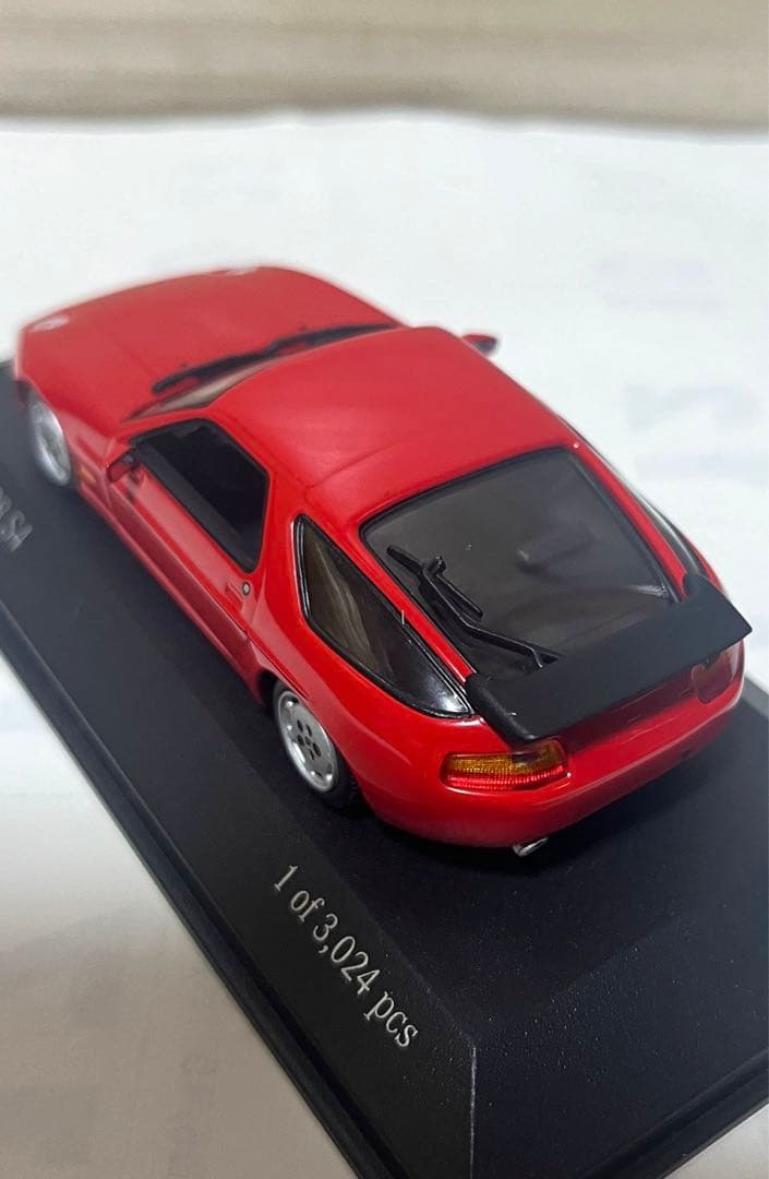 ミニチャンプス 1/43 ポルシェ 928 S4 1991 レッド