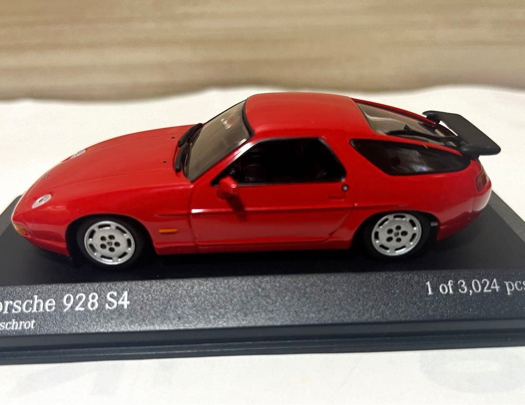 ミニチャンプス 1/43 ポルシェ 928 S4 1991 レッド
