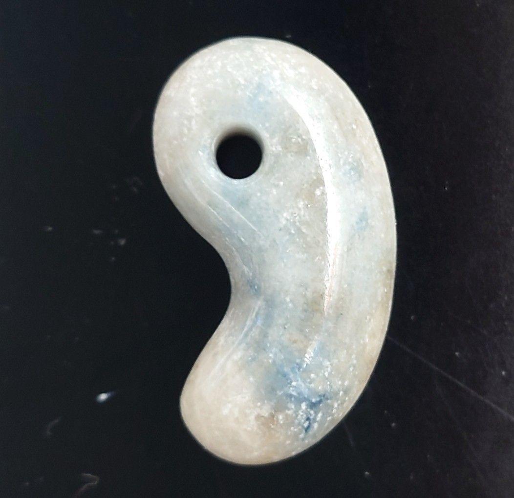 【月末セール】糸魚川翡翠　勾玉　入りコン