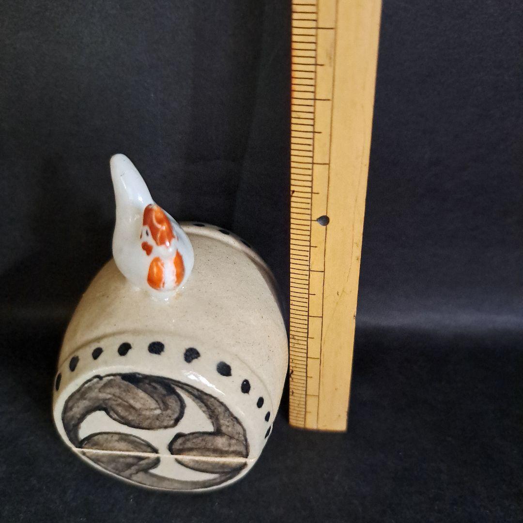 茶道具　鶏　香盆　芳崎作　松吹窯　　白磁赤絵 共箱　共布　名入　三つ巴太鼓型