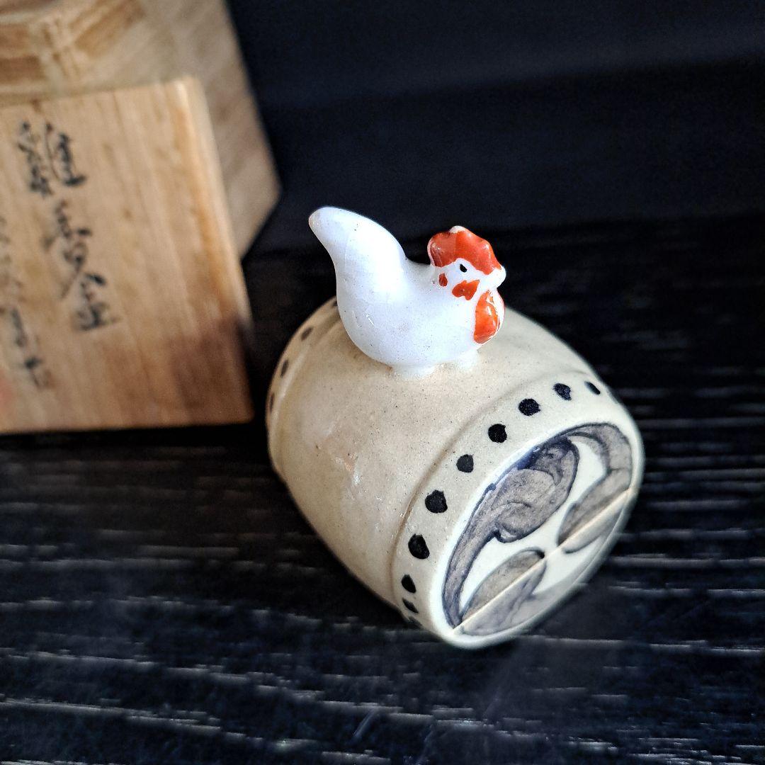 茶道具　鶏　香盆　芳崎作　松吹窯　　白磁赤絵 共箱　共布　名入　三つ巴太鼓型