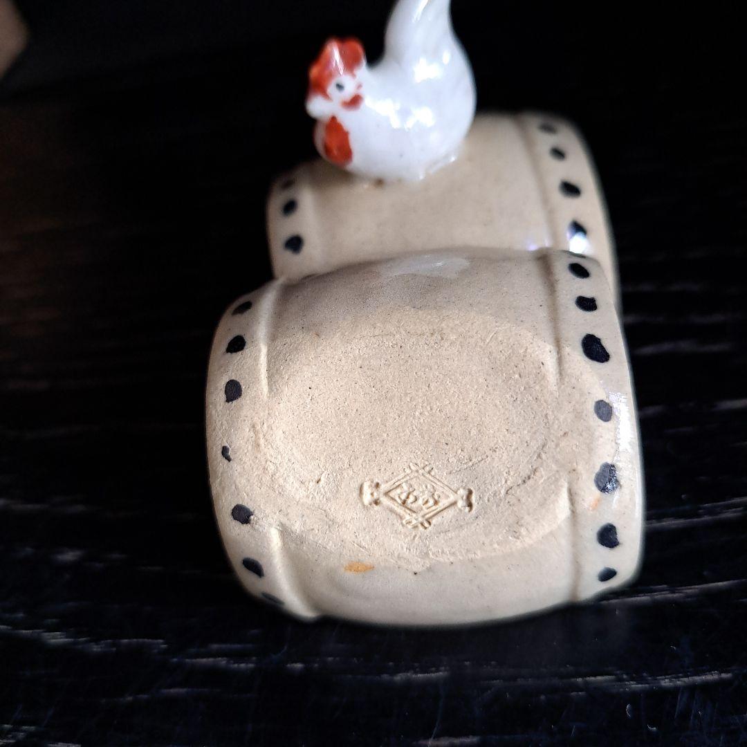 茶道具　鶏　香盆　芳崎作　松吹窯　　白磁赤絵 共箱　共布　名入　三つ巴太鼓型