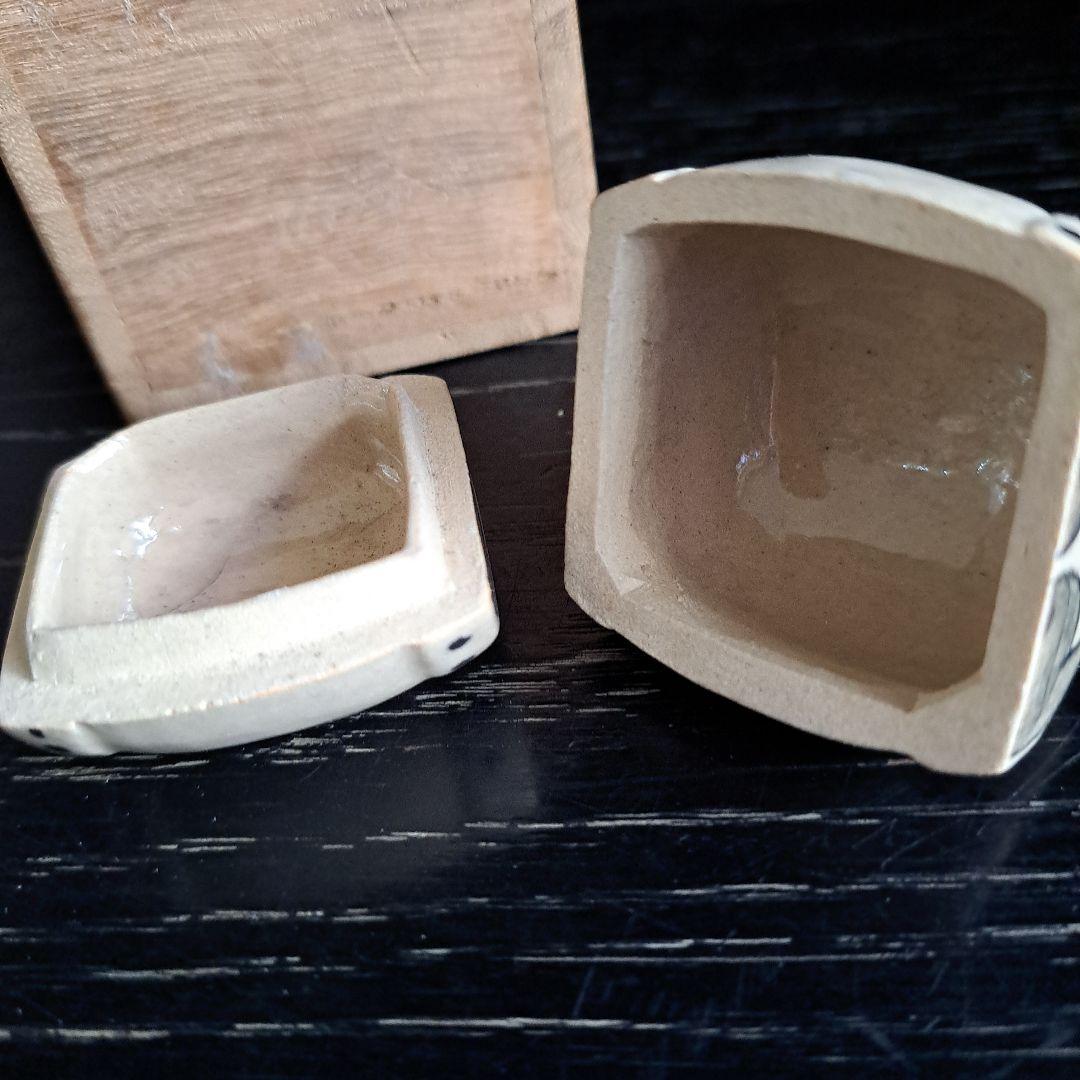 茶道具　鶏　香盆　芳崎作　松吹窯　　白磁赤絵 共箱　共布　名入　三つ巴太鼓型