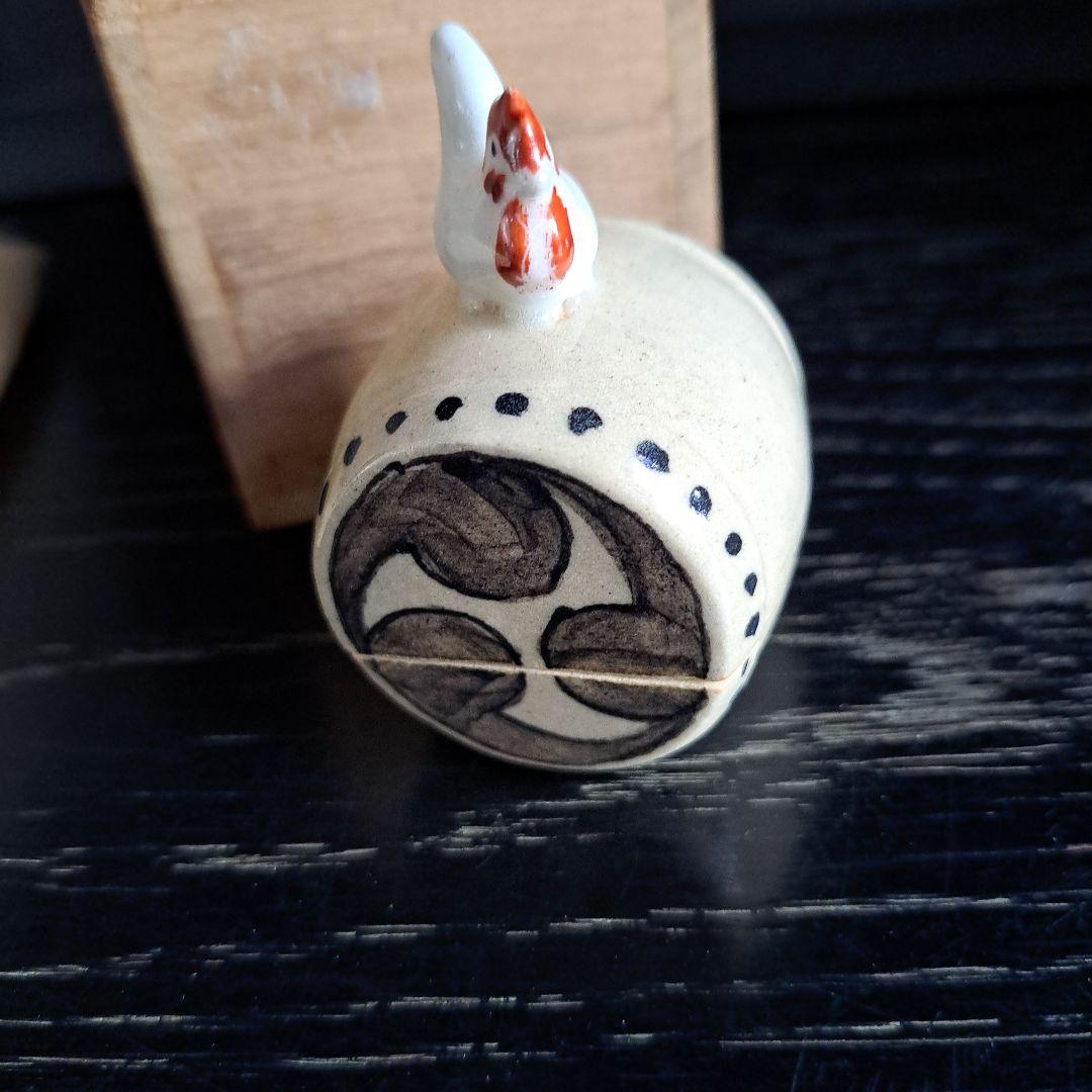 茶道具　鶏　香盆　芳崎作　松吹窯　　白磁赤絵 共箱　共布　名入　三つ巴太鼓型