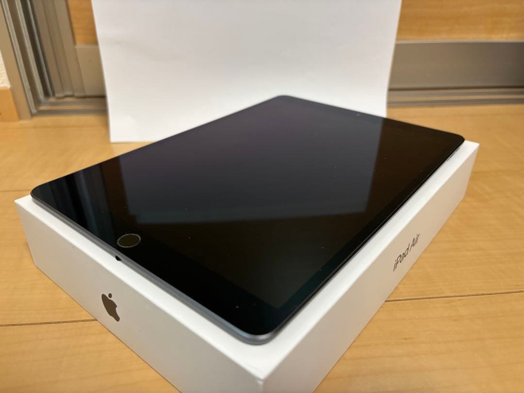 iPad AIR 第3世代 WIFI 64GB （液晶表示むらあり）