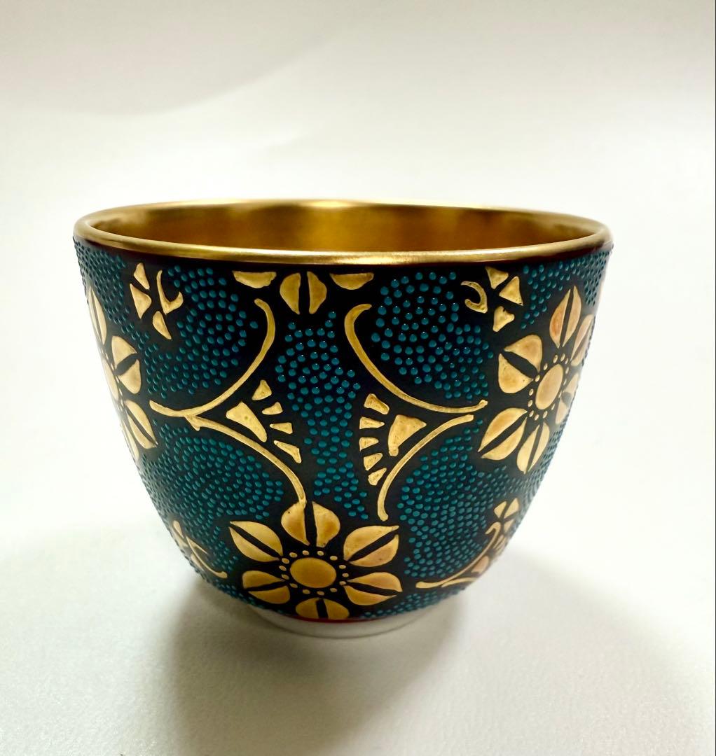 仲田錦玉　青粒唐草ぐい呑金彩　共箱、共布、栞