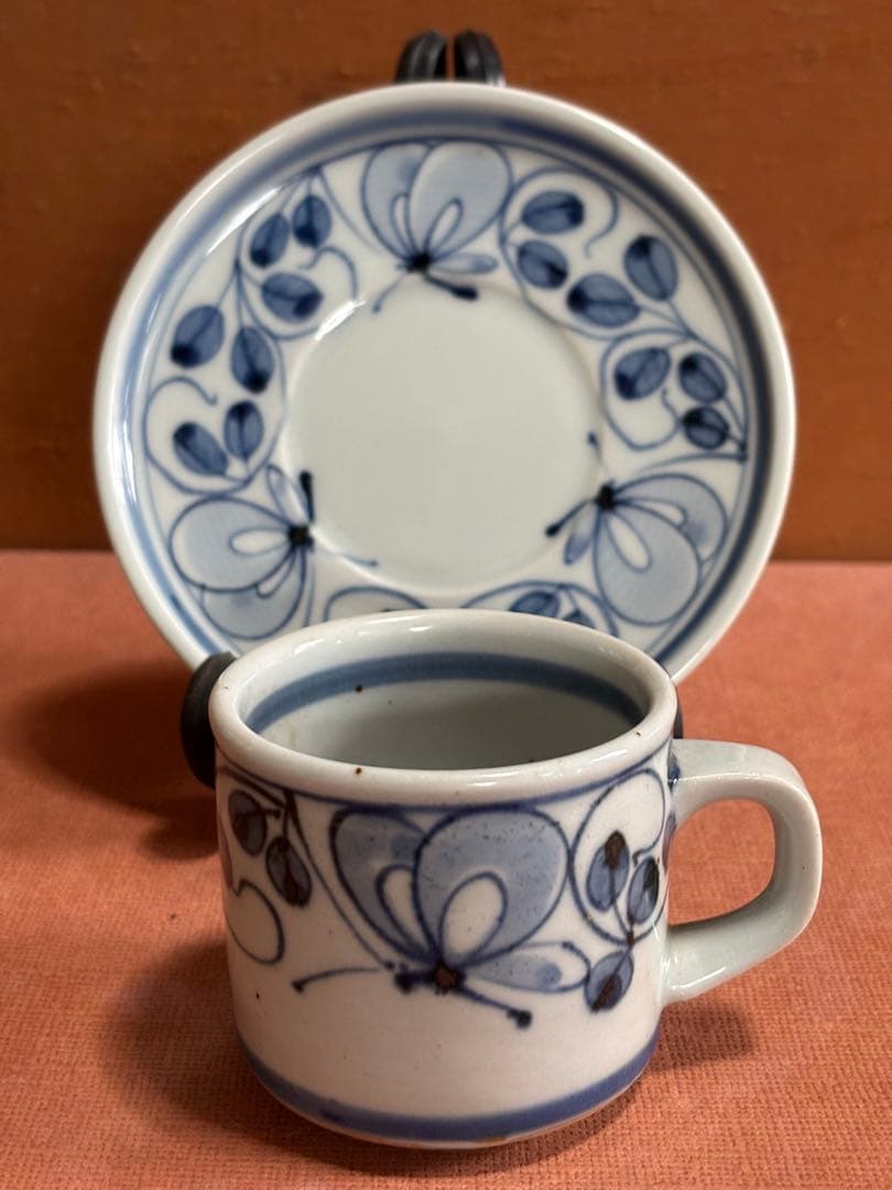 大英博物館日本人初個展鬼才澤田痴陶人作染付飛蝶草繋文珈琲碗皿二客揃　未使用