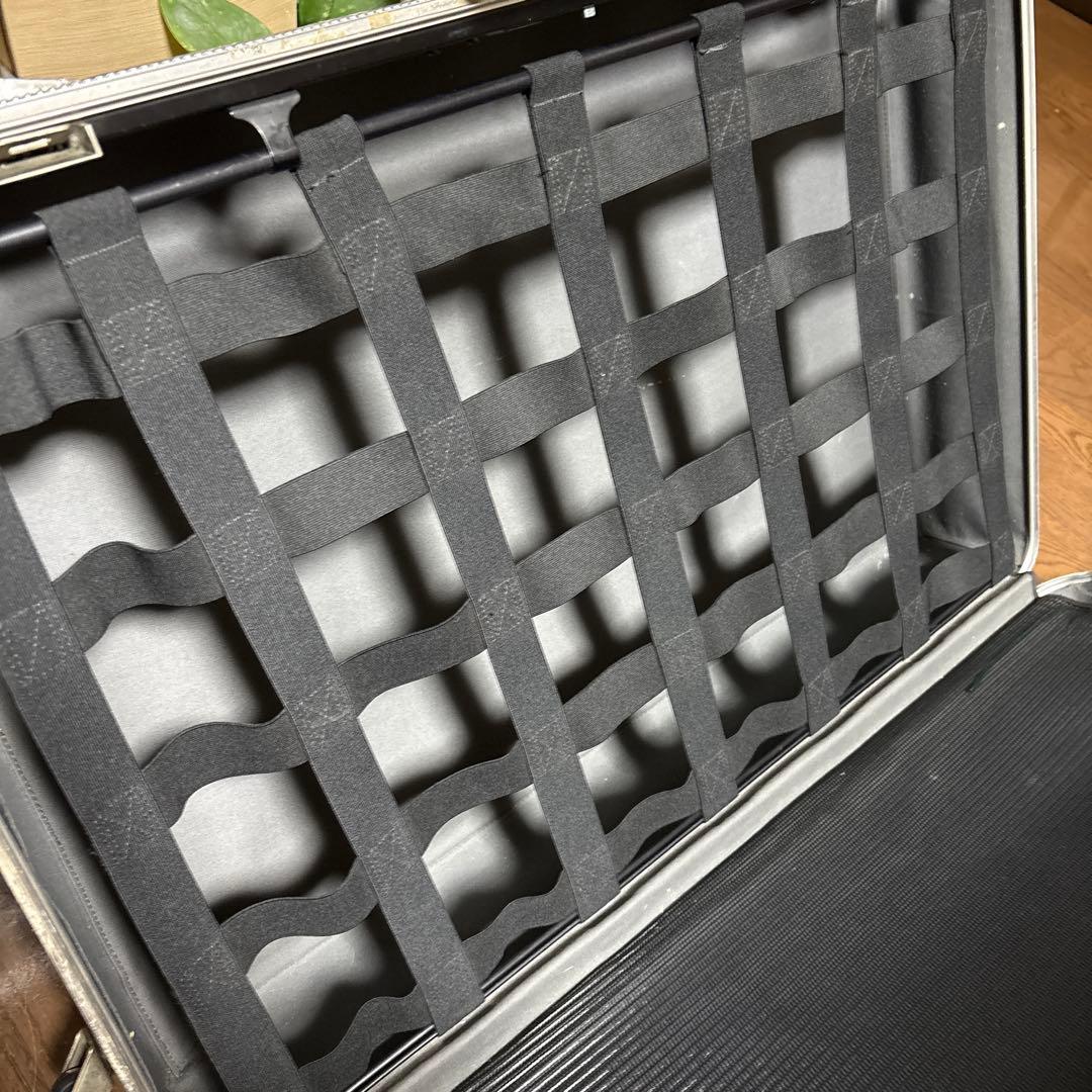 旅の雰囲気あり　格好いい大型　ゼロハリバートン　アルミ製スーツケース 車輪交換済