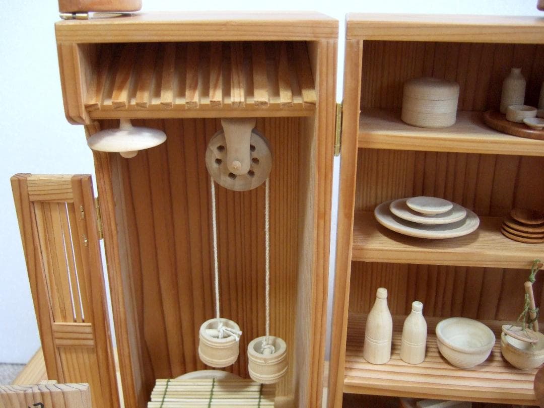 古い雛道具「台所セット」 ガラスケース付き / ミニチュア