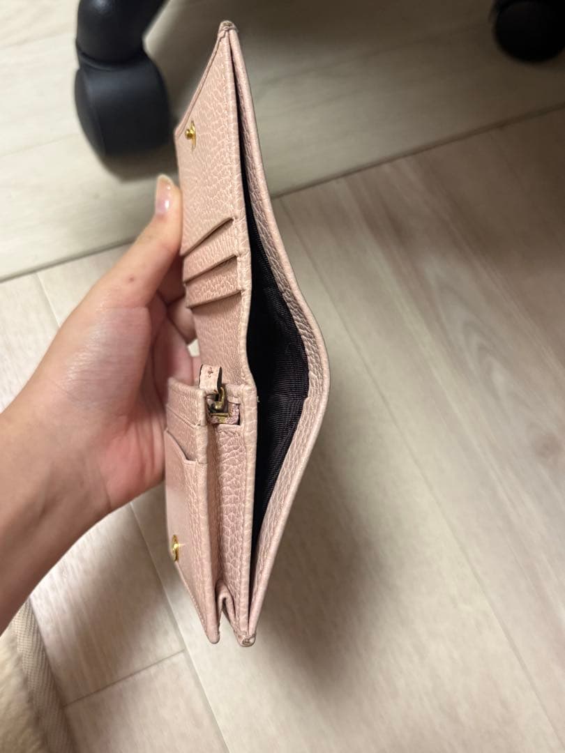 GUCCIロゴ付きピンク二つ折り財布