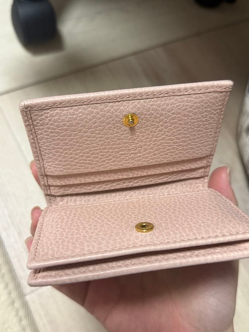 GUCCIロゴ付きピンク二つ折り財布