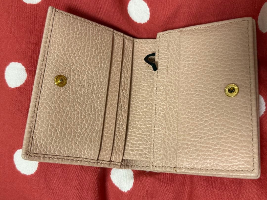GUCCIロゴ付きピンク二つ折り財布
