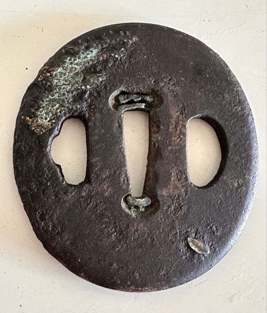 鉄地　丸形　象嵌山水図鐔　直径約6.3cm 重さ83g 2577