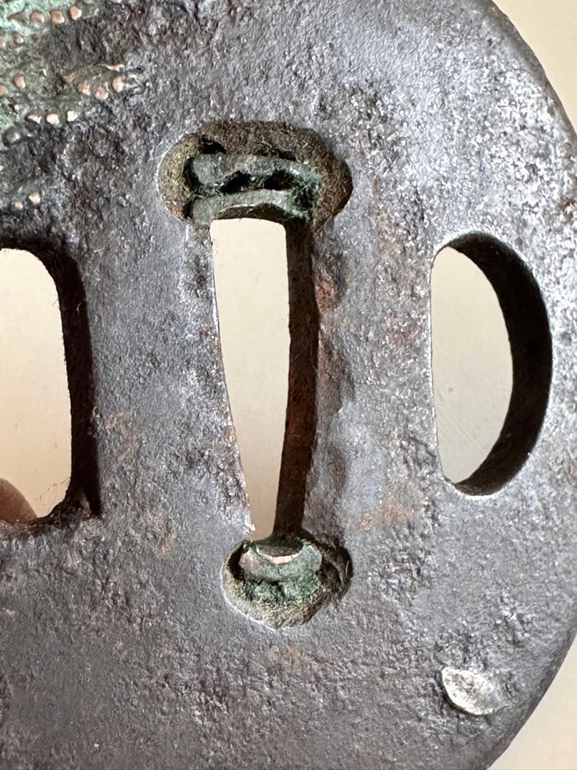 鉄地　丸形　象嵌山水図鐔　直径約6.3cm 重さ83g 2577