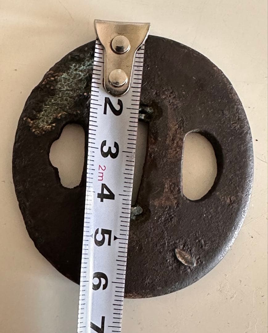 鉄地　丸形　象嵌山水図鐔　直径約6.3cm 重さ83g 2577