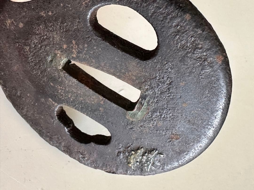 鉄地　丸形　象嵌山水図鐔　直径約6.3cm 重さ83g 2577