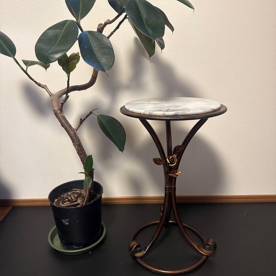 アンティーク　大理石天板の装飾的サイドテーブル