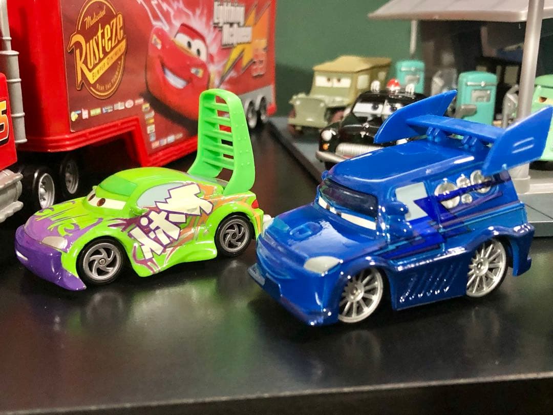 ★絶版！￼カーズ￼ V8カフェ&マック￼トレーラー& ミニカー17台￼セット￼