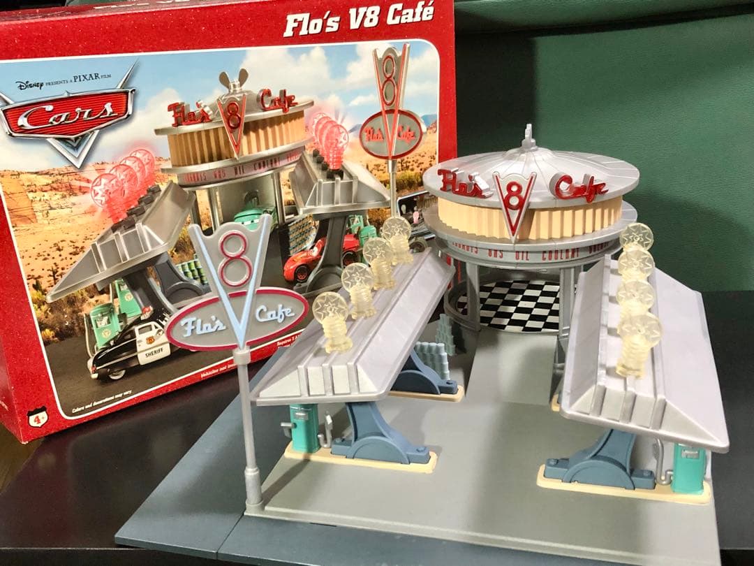 ★絶版！￼カーズ￼ V8カフェ&マック￼トレーラー& ミニカー17台￼セット￼