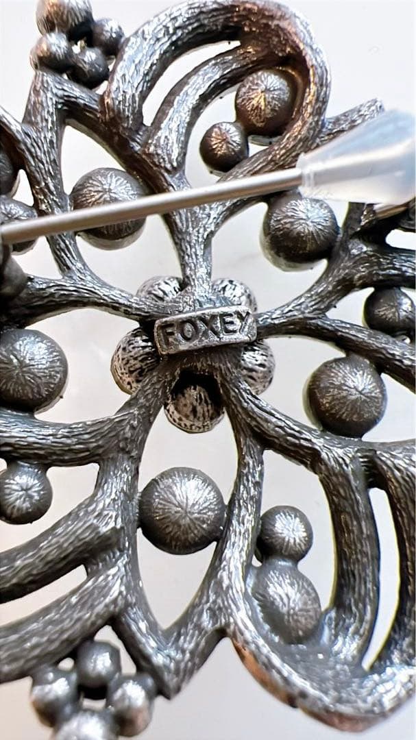 美品 FOXEY 花形 シルバーブローチ クリスタル装飾