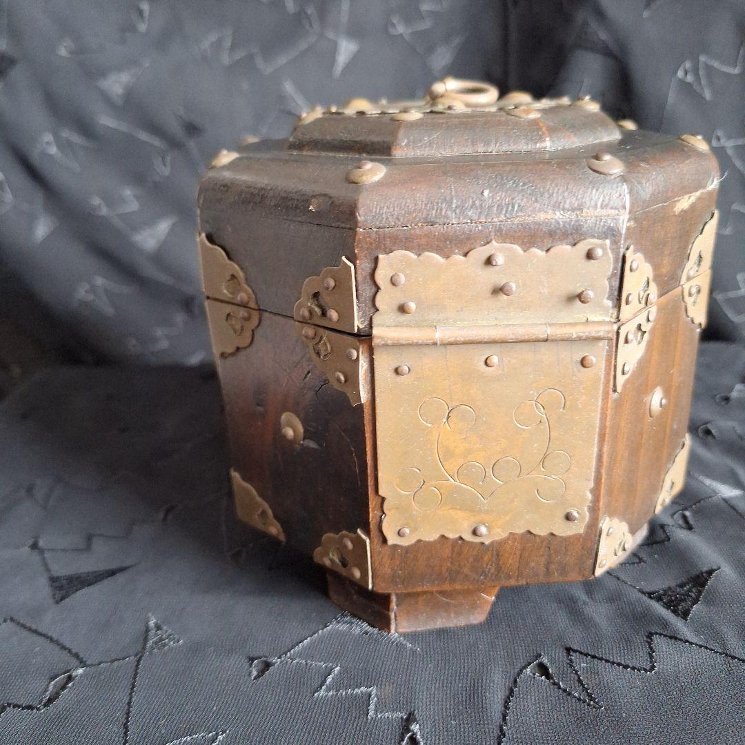 韓国　李朝家具　アンティーク　八角形ボックス 木製に金属の装飾　関貫つき