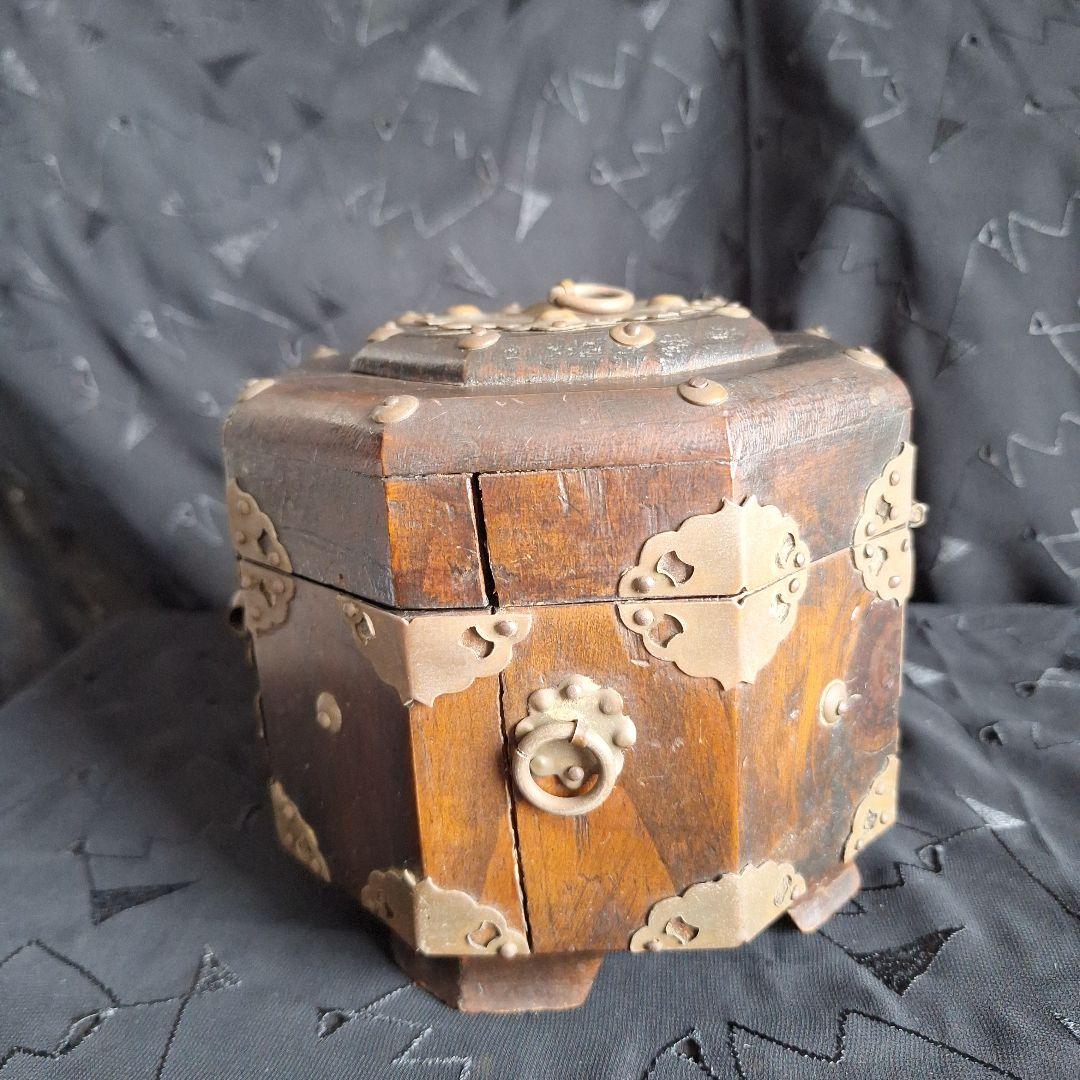 韓国　李朝家具　アンティーク　八角形ボックス 木製に金属の装飾　関貫つき