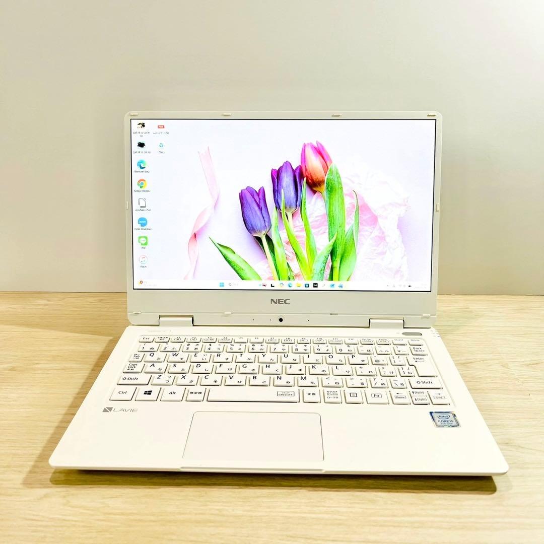 薄型軽量✨持ち運びに‼️ノートパソコン✨SSD i5 カメラ フルHD A4